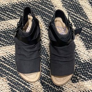Blowfish Black Canvas Casual Sandals with buckles, size 7.5, Very good condition